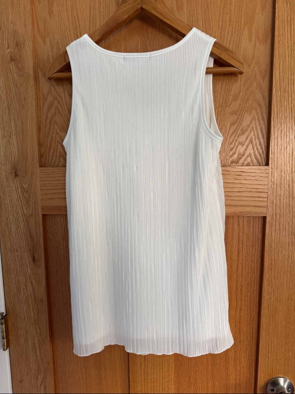 Travel Elements White Pleated Scoop Neck Tank - Picture 3 of 3
